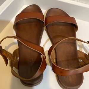 Lightweight strap sandals.